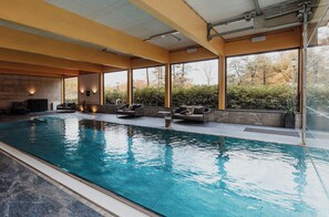 Una piscina techada, una piscina al aire libre