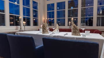 2 restaurantes, se sirven comidas, cenas y cocina internacional