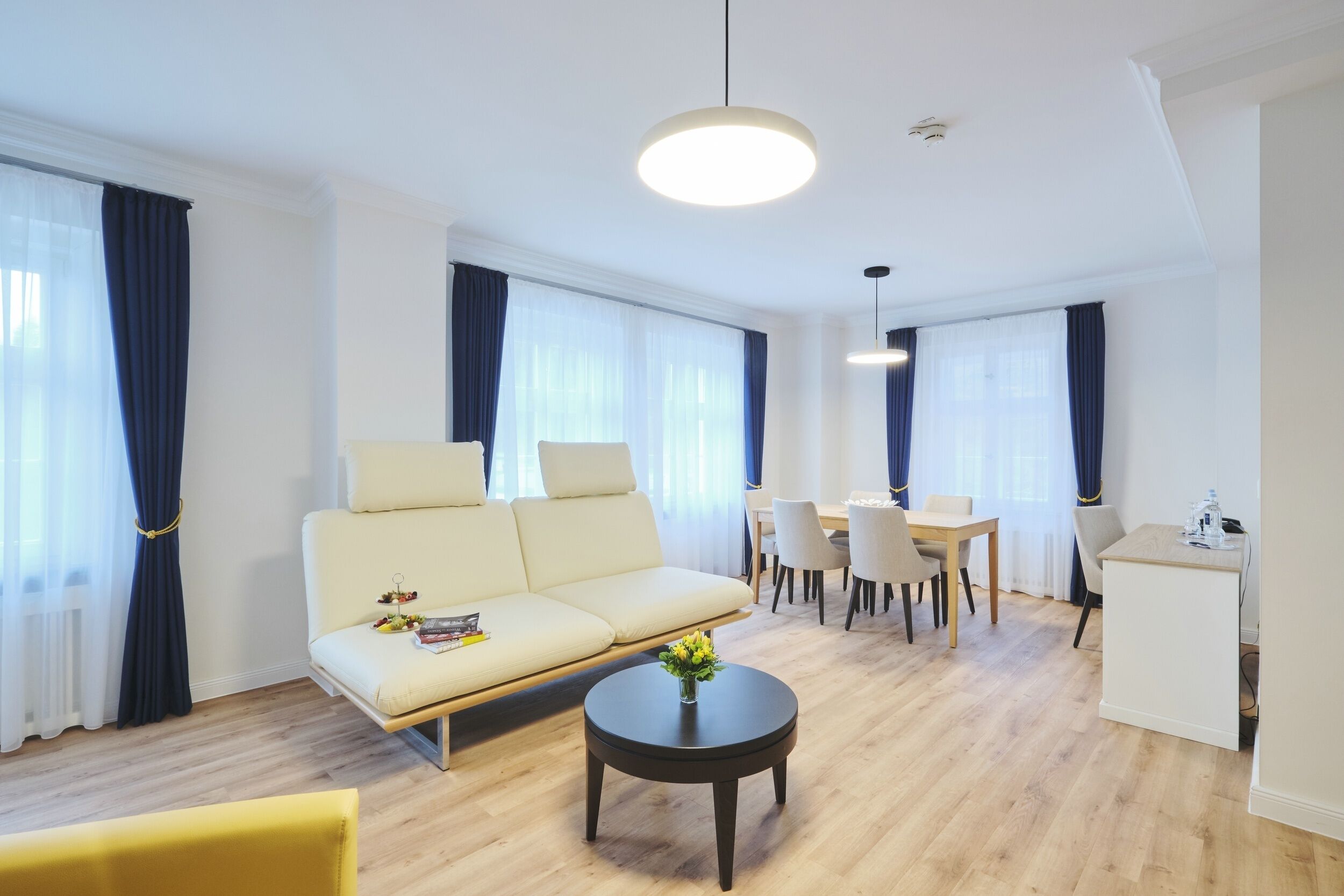 尊荣套房, 2 间卧室 | 起居区 | 平板电视