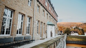 A stone building with multiple windows and a covered entrance. - Sonnenresort Ettershaus (Bad Harzburg)