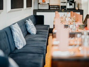 2 restaurantes, se sirven comidas, cenas y cocina internacional