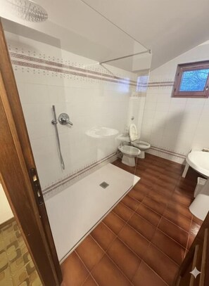 Family Apartment, 1 Bedroom, Kitchen, Lake View | Bathroom | Combined shower/tub, free toiletries, hair dryer, bidet - Bologna House (Perledo)