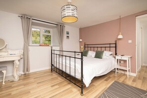 Premium bedding, individually decorated, individually furnished, desk - Chillington House (Kingsbridge)