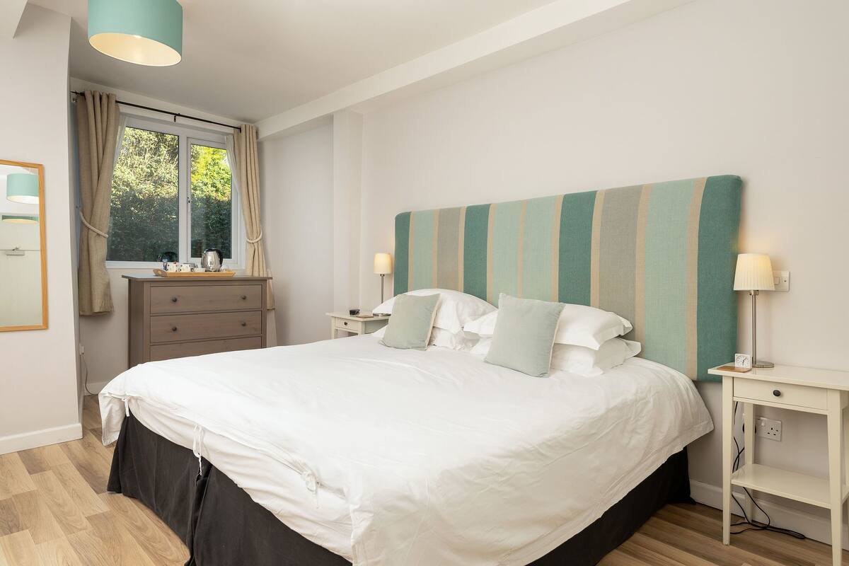 Chambre quadruple classique | Literie de qualité, bureau, espace de travail pour ordinateurs portables