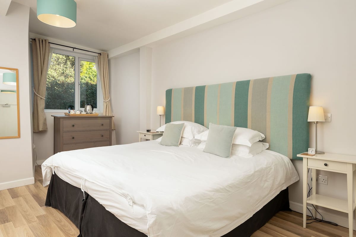 Klassieke vierpersoonskamer | Luxe beddengoed, individueel gedecoreerd, individueel gemeubileerd