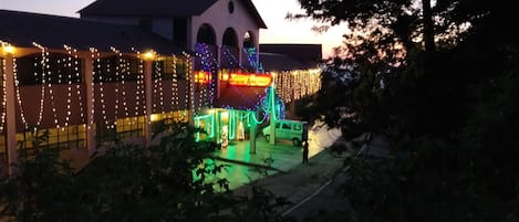 Façade de lâhĂ©bergement  â soirĂ©e/nuit