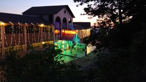 Majoituspaikan julkisivu illalla/yöllä