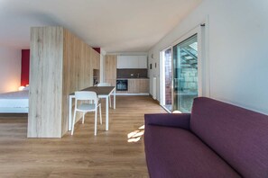 Villa, 1 Schlafzimmer | Wohnbereich | Flachbildfernseher