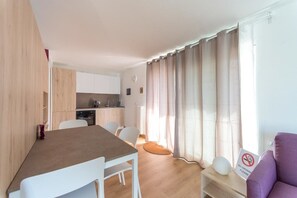 Villa, 1 Schlafzimmer | Wohnbereich | Flachbildfernseher
