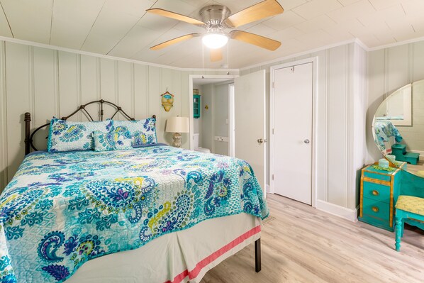 4 bedrooms, desk, WiFi, bed sheets