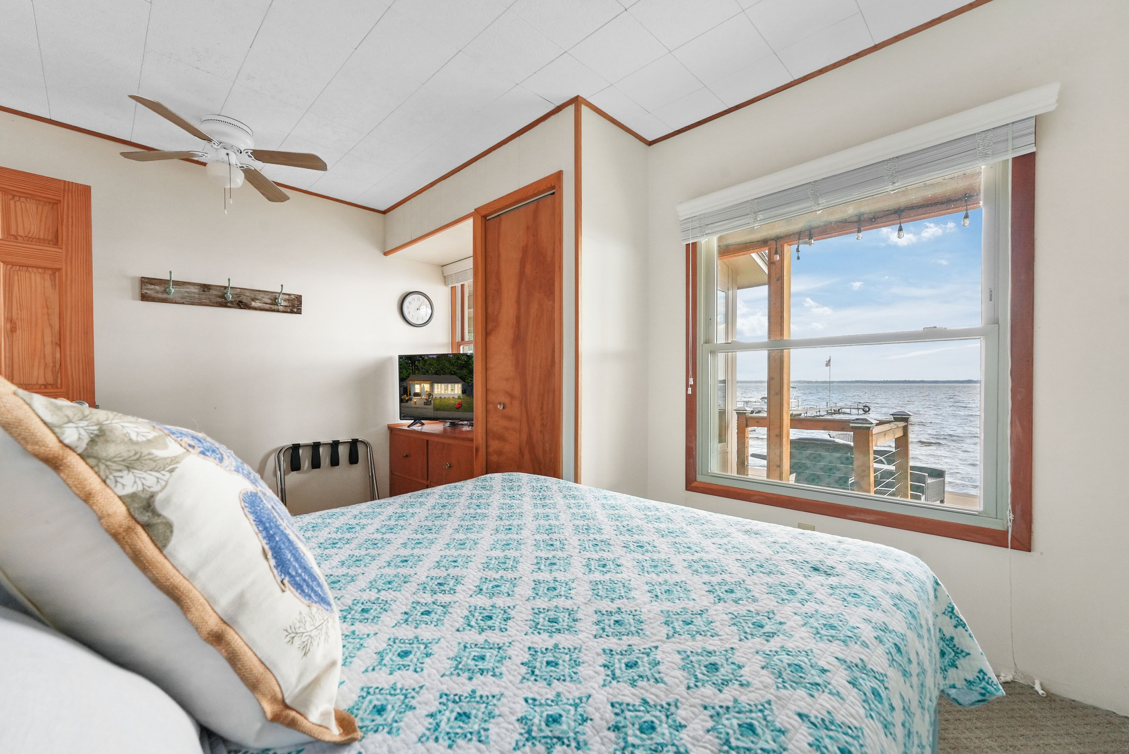 2 bedrooms, desk, WiFi, bed sheets