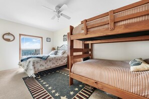 2 bedrooms, desk, WiFi, bed sheets