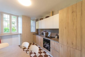 Villa - 4 sovrum - utsikt mot trädgården | Eget kök | Kylskåp, mikrovågsugn, ugn och spishäll