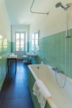 Villa, 4 Bedrooms, Garden View | Bathroom | Deep-soaking bathtub, free toiletries, hair dryer, bidet - Villa Rachele (Varenna)