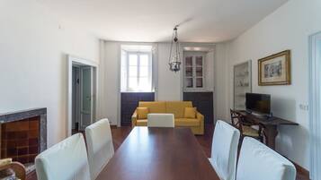 Villa, 4 camere da letto, vista giardino | Area soggiorno | TV a schermo piatto, caminetto