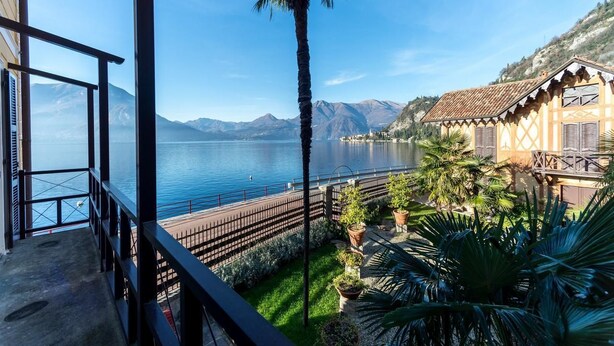A balcony with a view of a lake and mountains. - Villa Rachele (Varenna)