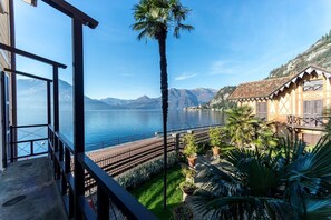 A balcony with a view of a lake and mountains. - Villa Rachele (Varenna)