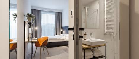 Värdeförvaringsskåp på rummet, skrivbord, barnsängar och extrasängar