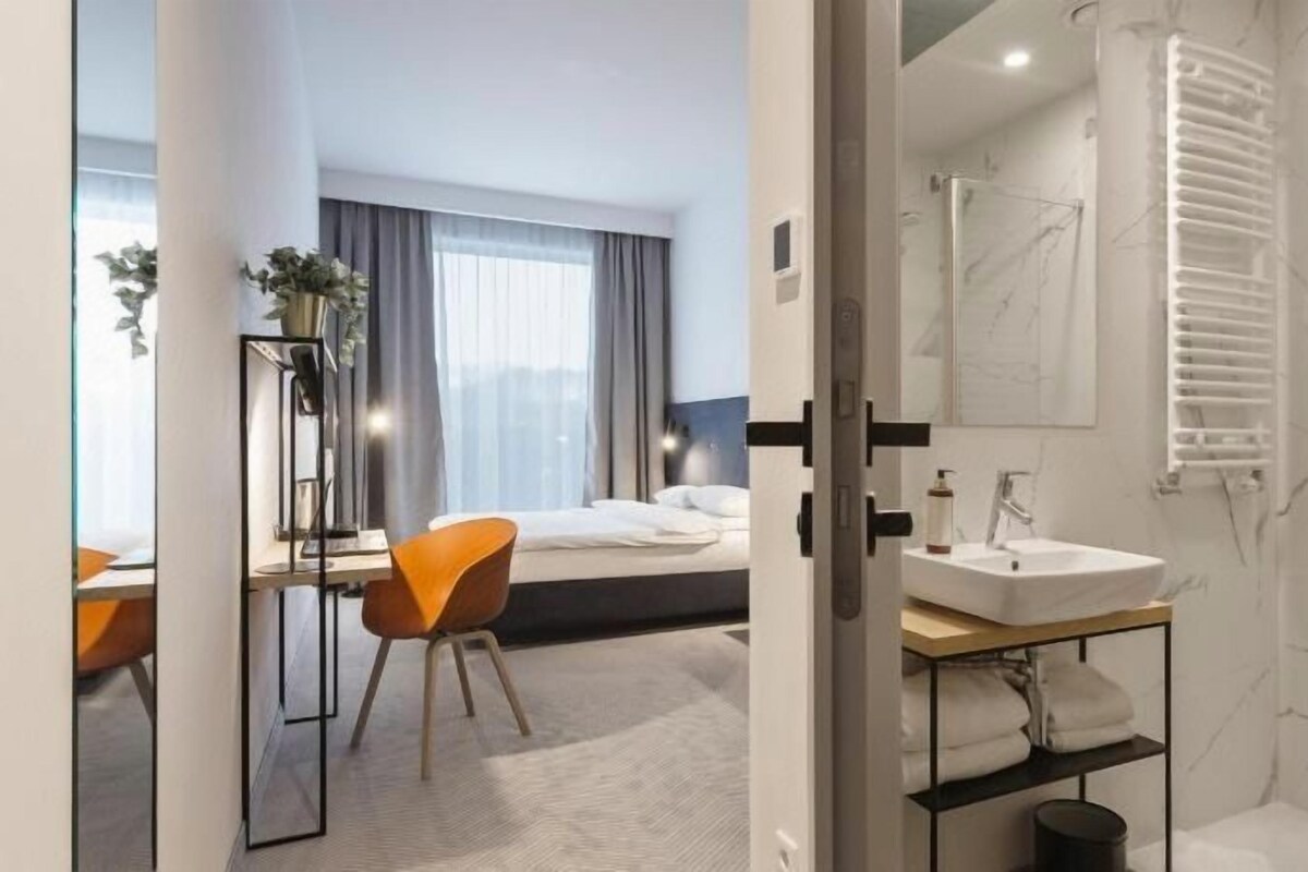 Een kluis op de kamer, een bureau, babybedden (toeslag)