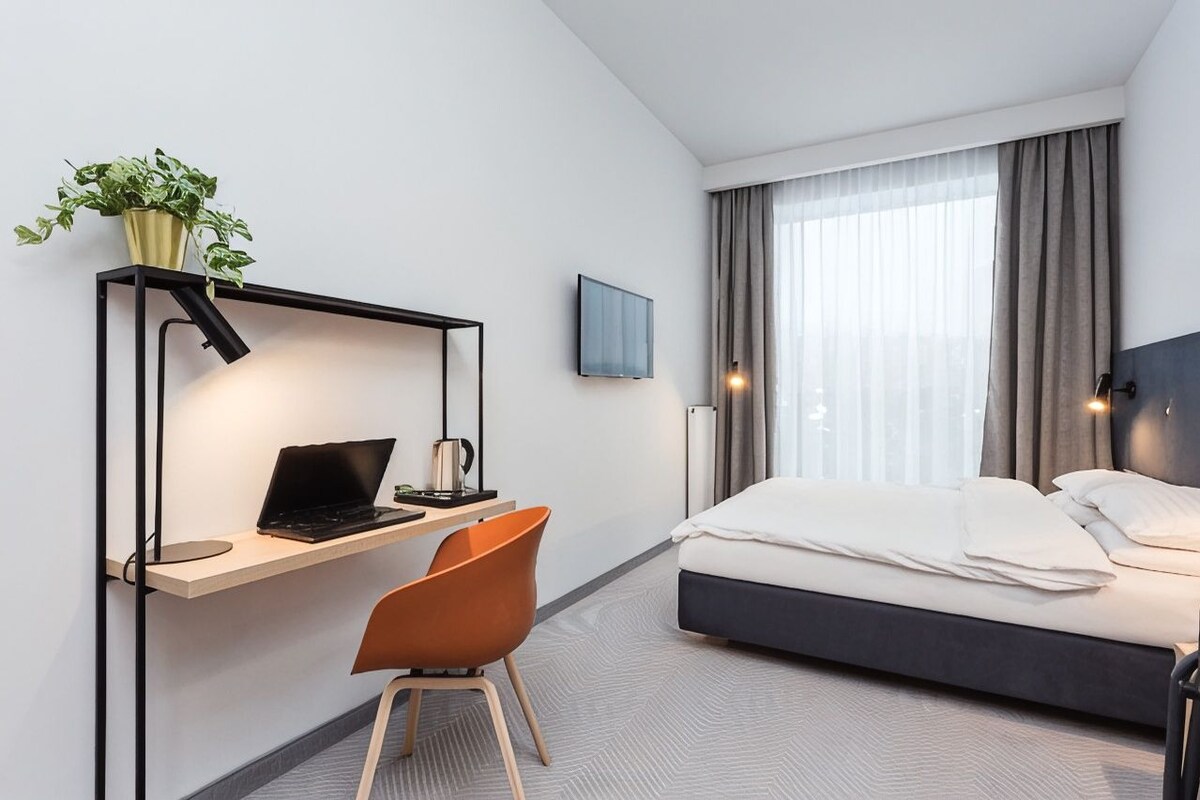 Een kluis op de kamer, een bureau, babybedden (toeslag)