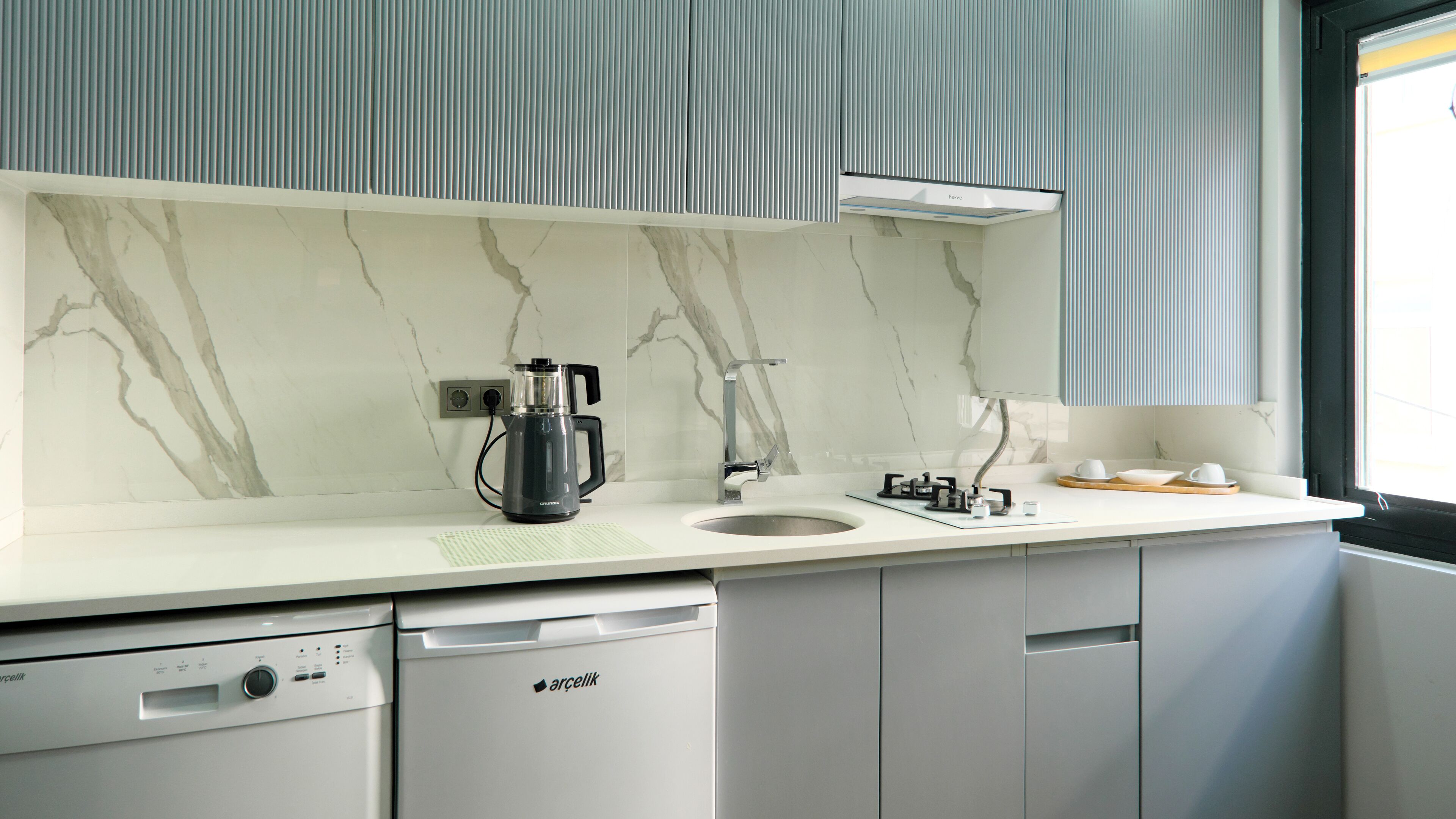 deluxe studio | private kitchen | fridge, microwave