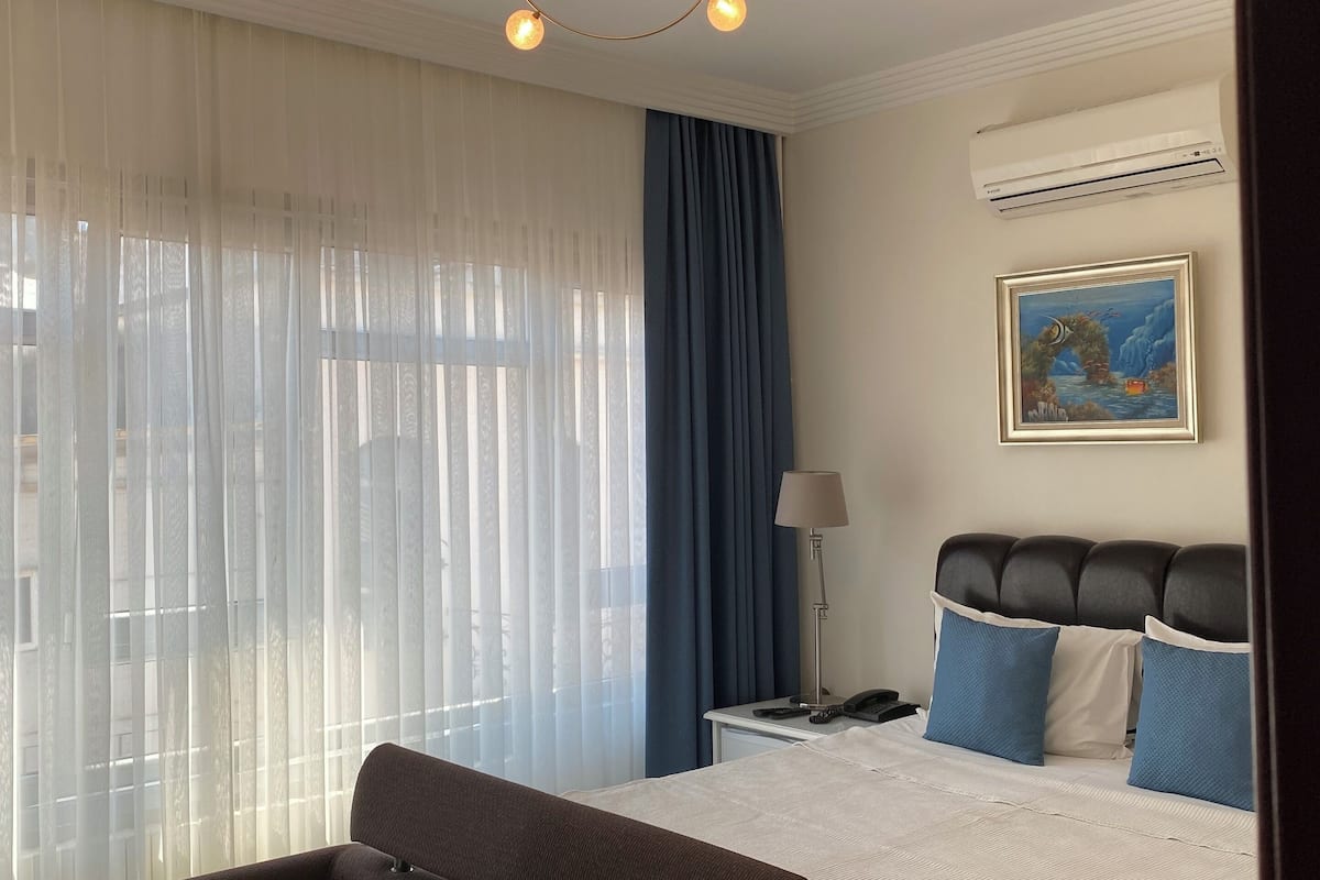 Minibar con artículos gratuitos y caja de seguridad en la habitación