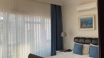 Chambre Double Standard, 1 lit double | Articles gratuits dans le mini-bar, coffres-forts dans les chambres