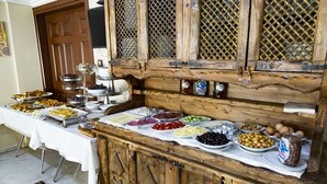 بوفيه فطور مجانًا يوميًا