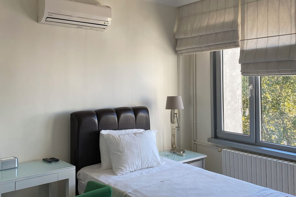 Minibar con artículos gratuitos y caja de seguridad en la habitación