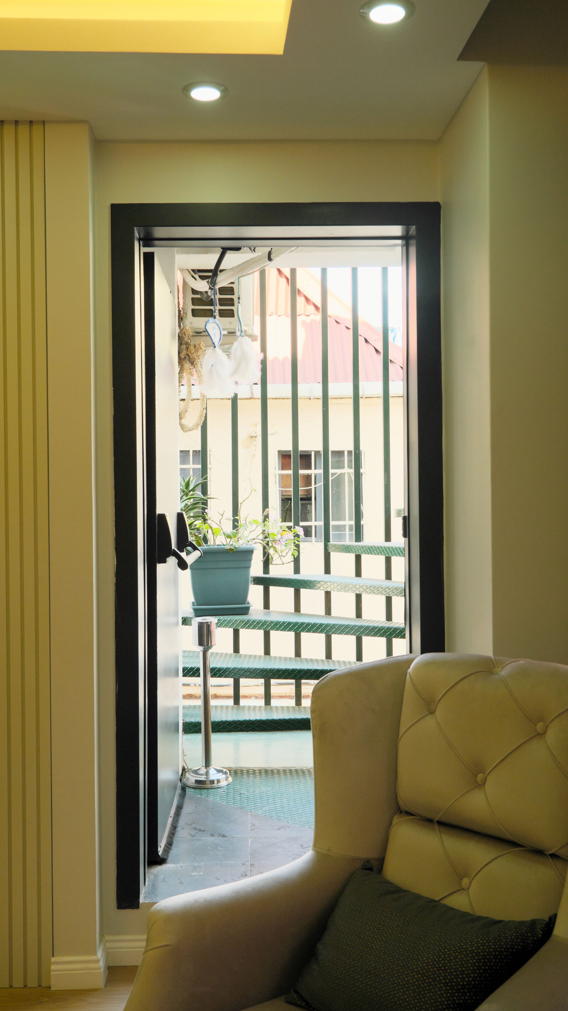 deluxe studio | living area | 43-inch lcd tv with cable channels