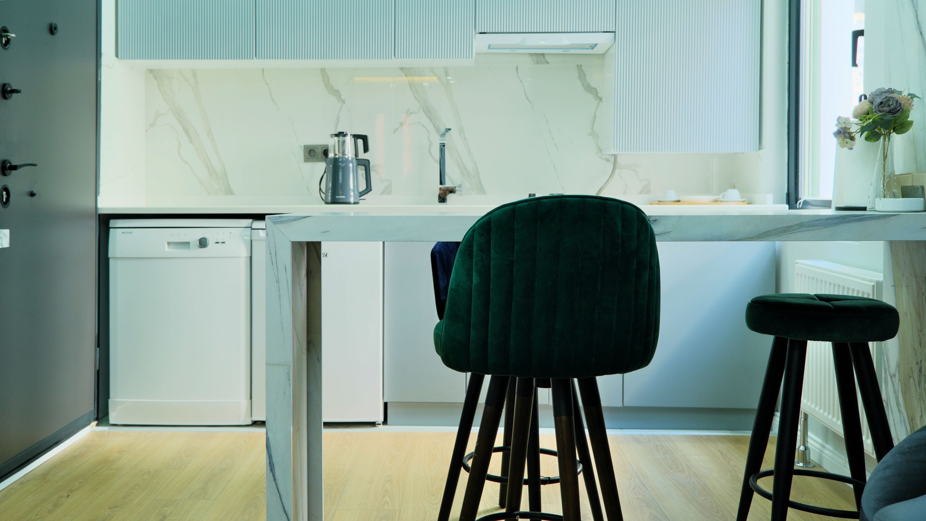 deluxe studio | private kitchen | fridge, microwave