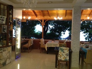 Breakfast, lunch and dinner served - Hotel Mola (Marmara)