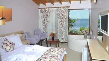 Deluxe-Doppelzimmer, Whirlpool, Meerblick | Hochwertige Bettwaren, Minibar, Zimmersafe, schallisolierte Zimmer