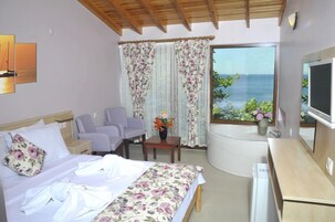 Quarto casal luxo, banheira de hidromassagem, vista para o mar | Roupas de cama premium, frigobar, cofres nos quartos