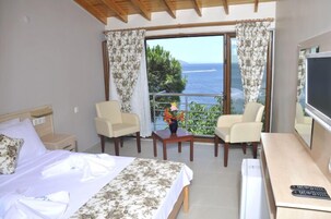 Deluxe Double Room, Sea View | Premium bedding, minibar, in-room safe, soundproofing