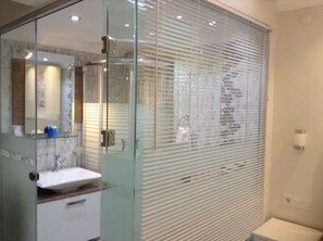 Comfort Double Room, 1 Katil Ratu (Queen), Sea View | Bilik Mandi | Kelengkapan dandanan diri percuma, selipar, tuala disediakan 