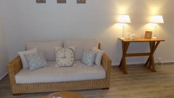 Comfort Duplex, 2 Bedrooms | Living room | Smart TV, Netflix