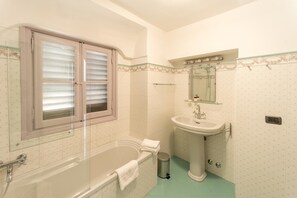 Villa - 3 soveværelser | Badeværelse | Dybe badekar, hårtørrer, bidet, håndklæder