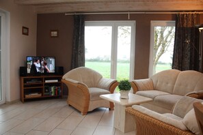 Een televisie en een open haard