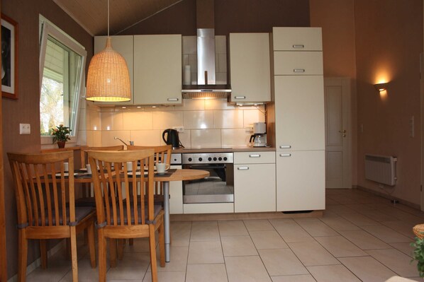 Kühlschrank, Ofen, Geschirrspüler, Wasserkocher mit Kaffee-/Teezubehör