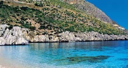 Beautiful Villa Francesca between Olives trees and garden, sea view, wifi free.