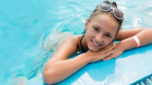Una piscina al aire libre de temporada