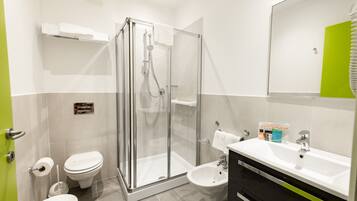 Douche, articles de toilette gratuits, serviettes fournies