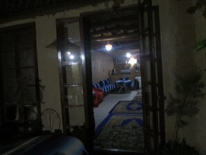 Se sirven desayunos, almuerzos y cenas; cocina local