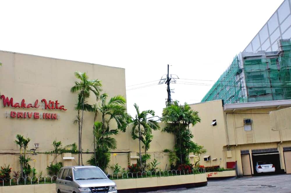 Mahal Kita Drive Inn