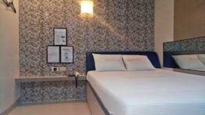 Desk, free WiFi, bed sheets - Mahal Kita Drive Inn (Pasay)