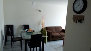 Apartment, 3 Schlafzimmer | Essbereich im Zimmer