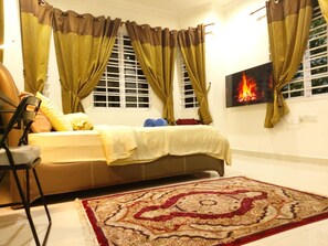 Standard Room (Villa Shafiq - 1 room with dedicated Bathroom) | Iron/ironing board, free WiFi, bed sheets - Villa Solihin (Sungai Buloh)
