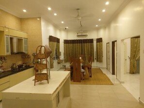 Fridge, microwave, oven, stovetop - Villa Solihin (Sungai Buloh)