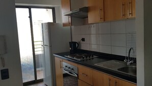 Apartament, 2 dormitoris | Cuina privada | Cafetera i tetera, frigorífic, forn i placa de cuina 